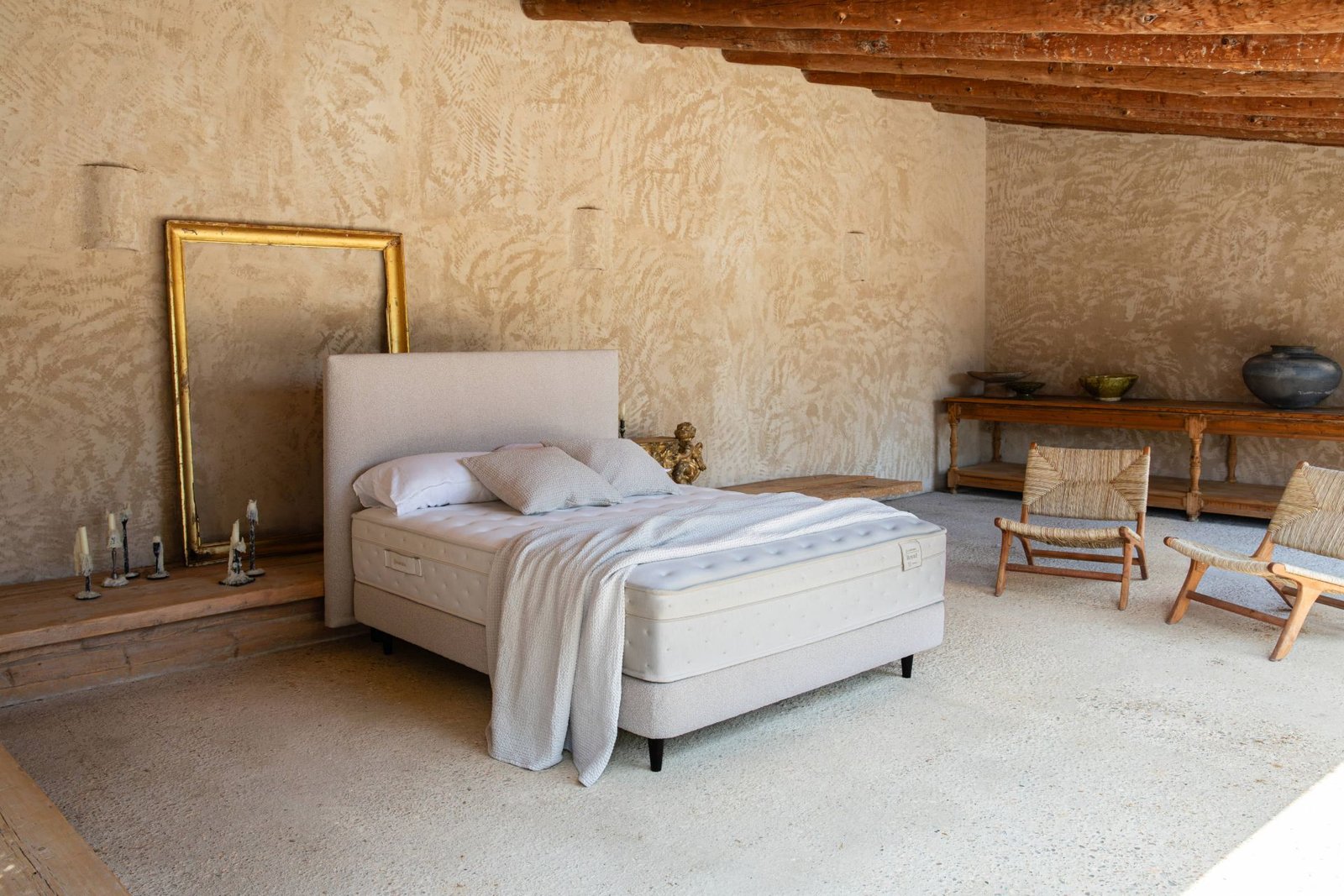 Dormitorio con un colchón Sonpura
