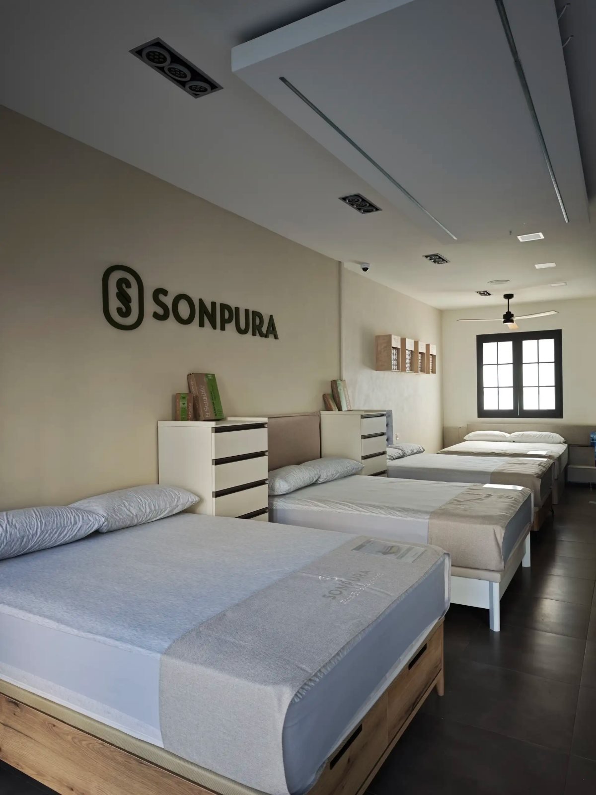 Interior de la tienda de Lorca con los colchones Sonpura expuestos